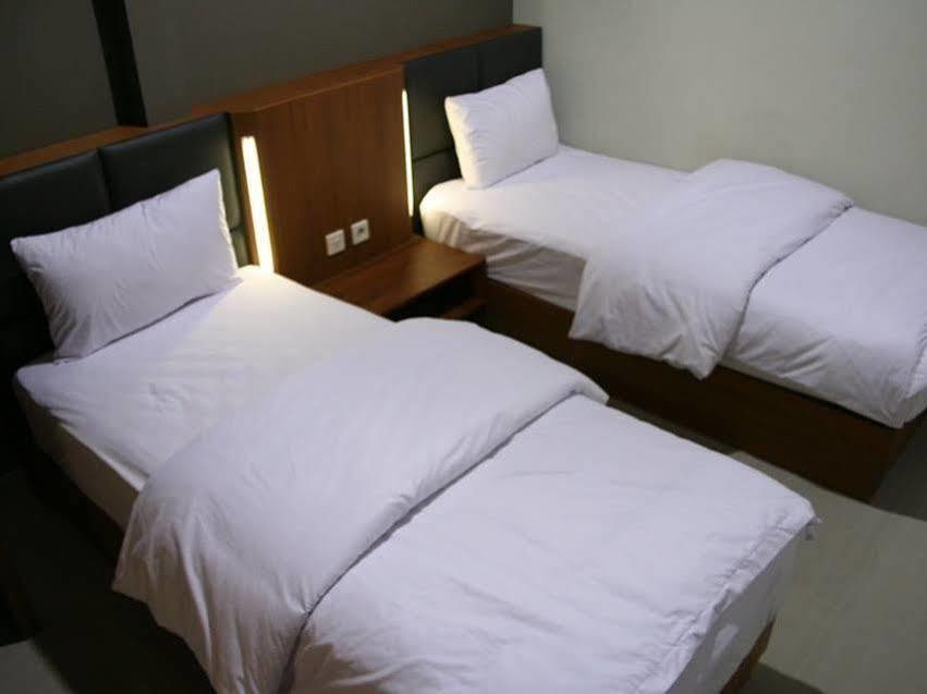 Votel Viure Hotel Jogjakarta Maguwo Exterior foto